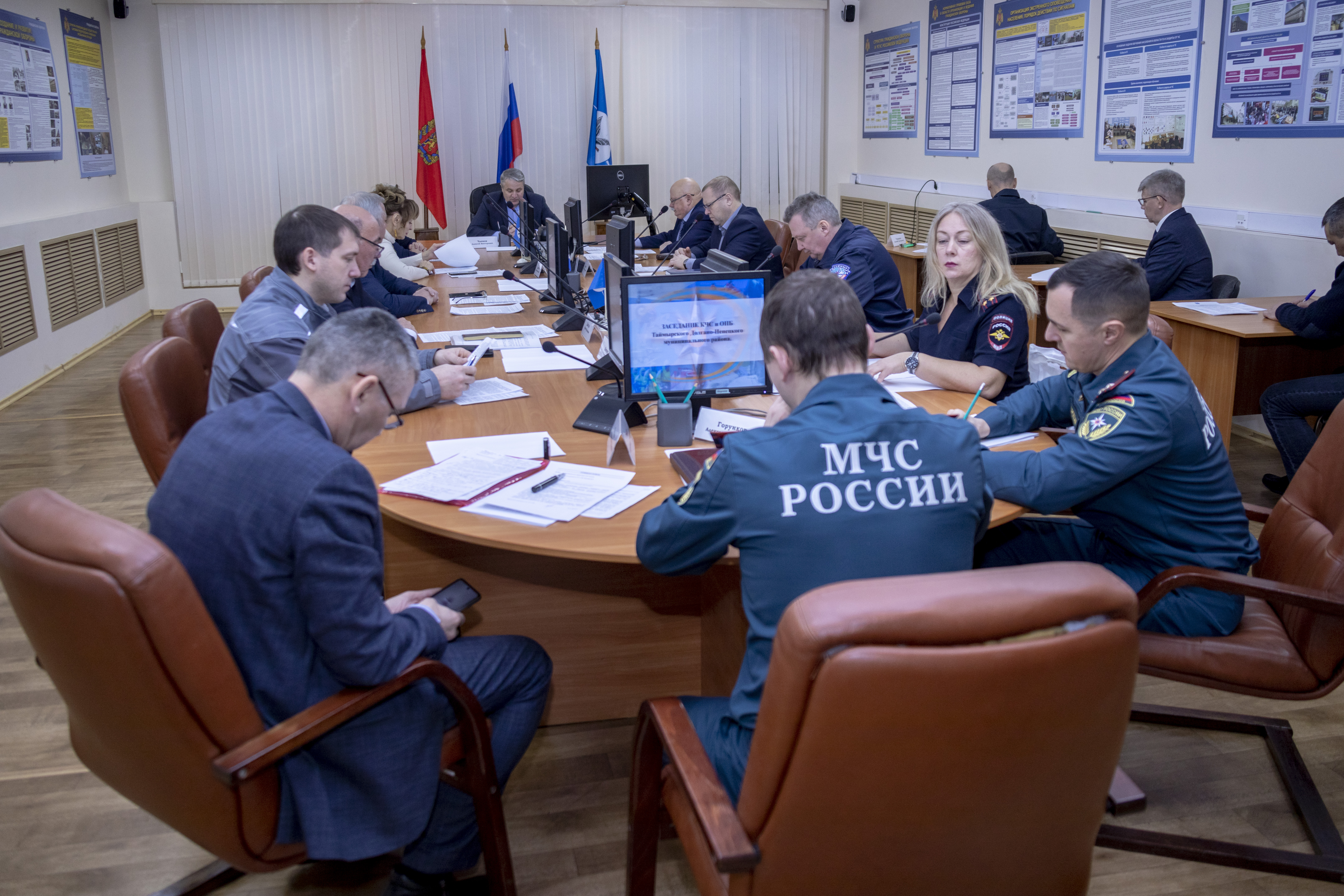 Взаимодействие служб в период новогодних праздников обсудили члены комиссии по предупреждению и ликвидации чрезвычайных ситуаций.